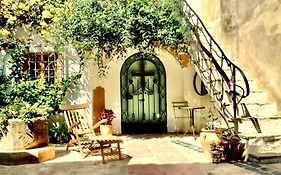 Oliva Courtyard Guesthouse
